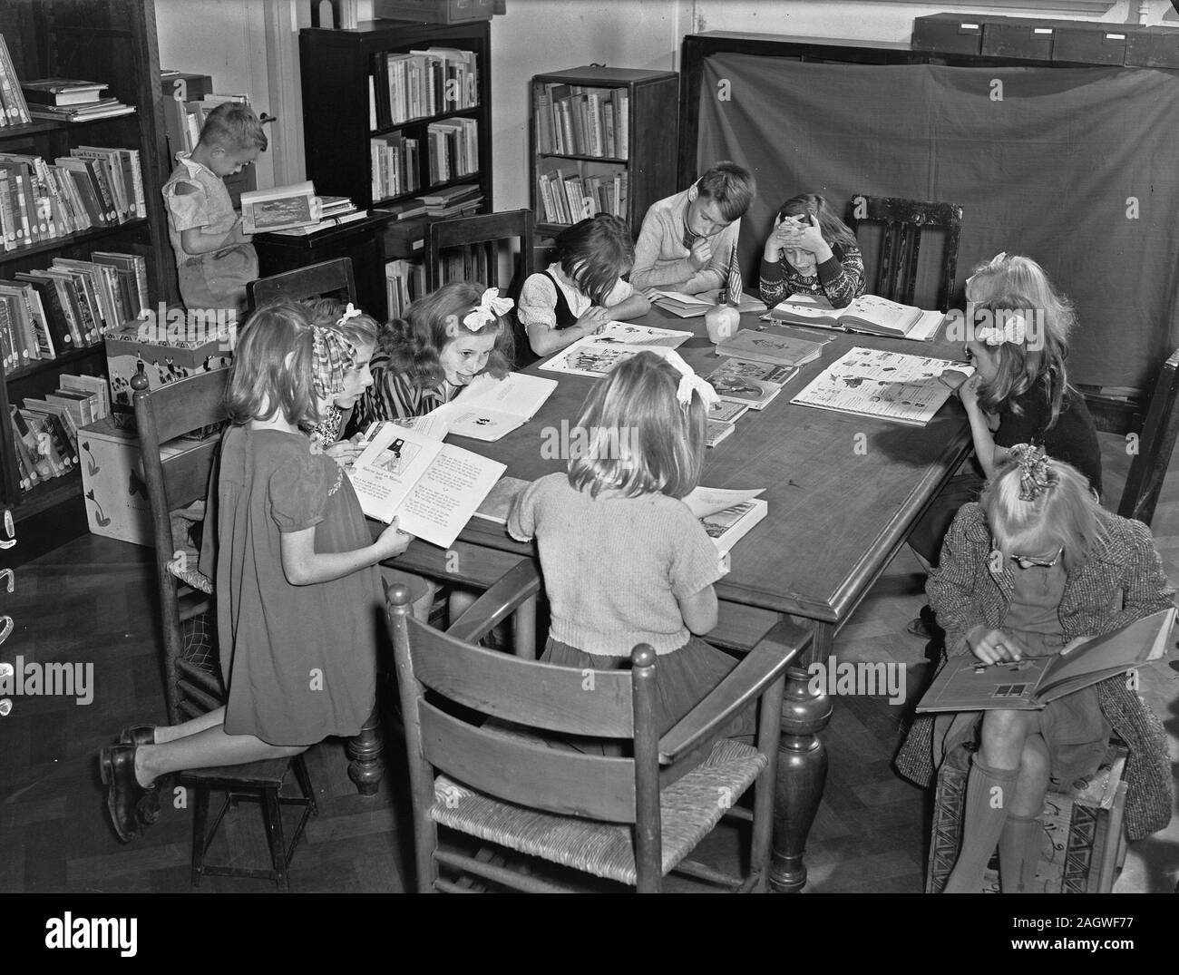 1940s kids in library Black and White Stock Photos & Images Alamy