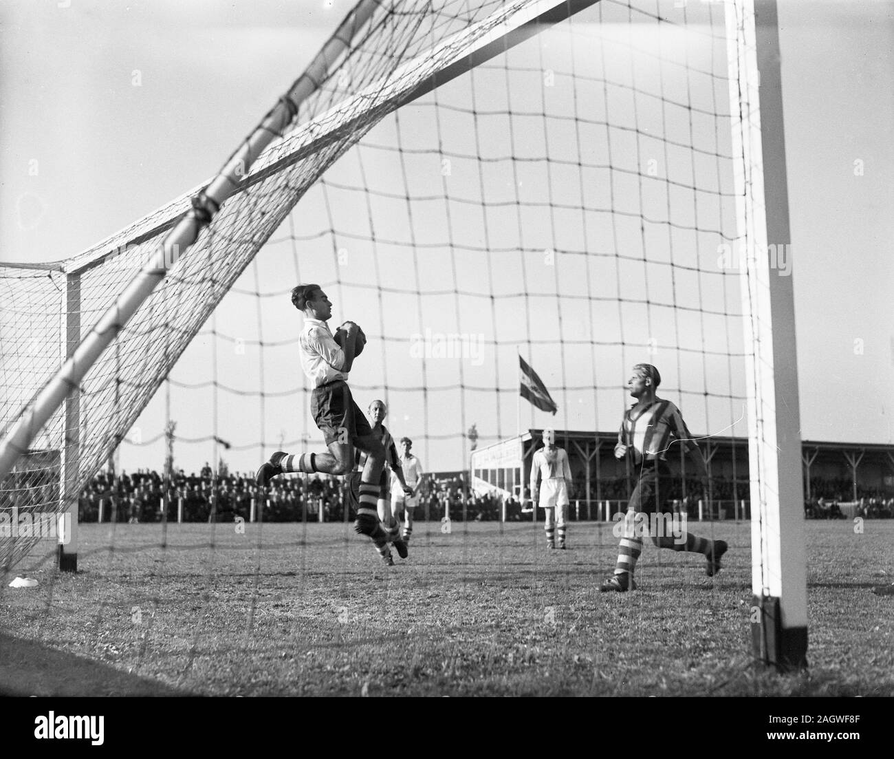 1940s Soccer Match - Neptunus against Volewijckers 3-2 October 3, 1947 in Rotterdam Holland Stock Photo
