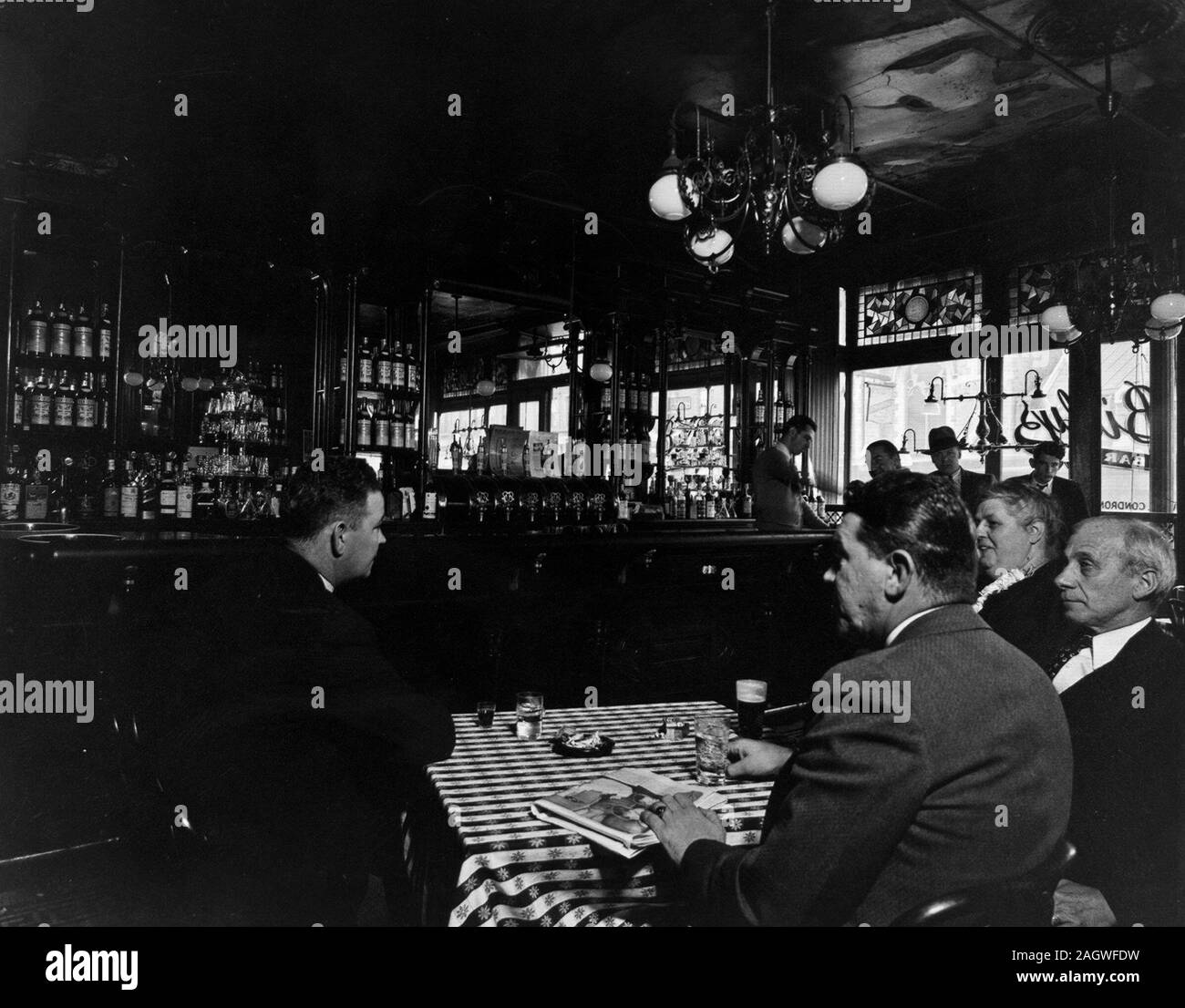 Vintage bar scene hi-res stock photography and images - Alamy