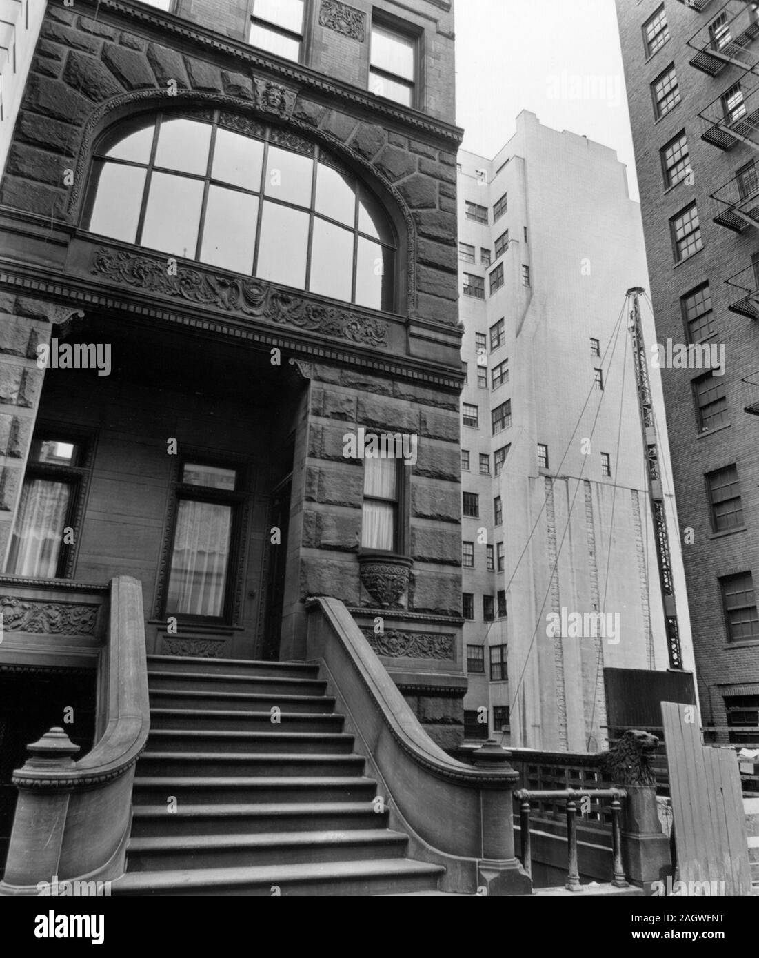 1930s manhattan brownstone hi-res stock photography and images - Alamy