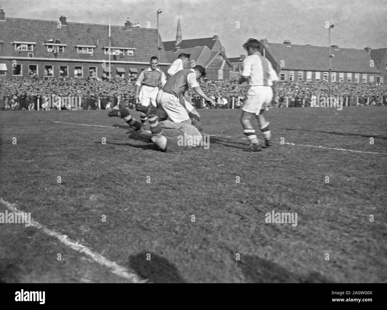 1940s Men's Soccer Match - Volewijckers - Ajax 1-0. Ajax keeper Keizer throws himself for upcoming Volewijckers attack (October 10, 1947; Amsterdam) Stock Photo