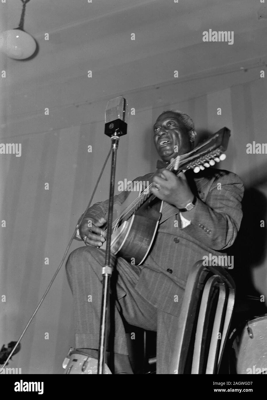 Portrait of Leadbelly, National Press Club, Washington, D.C., between 1938 and 1948 Stock Photo