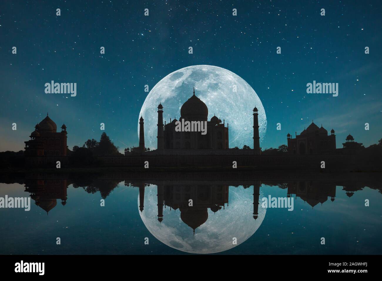 Taj Mahal at night under the moonlight Stock Photo Alamy