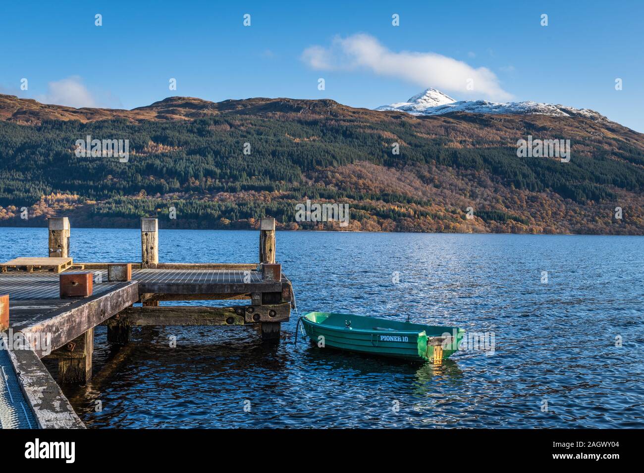 Boat tied to tree hi-res stock photography and images - Alamy