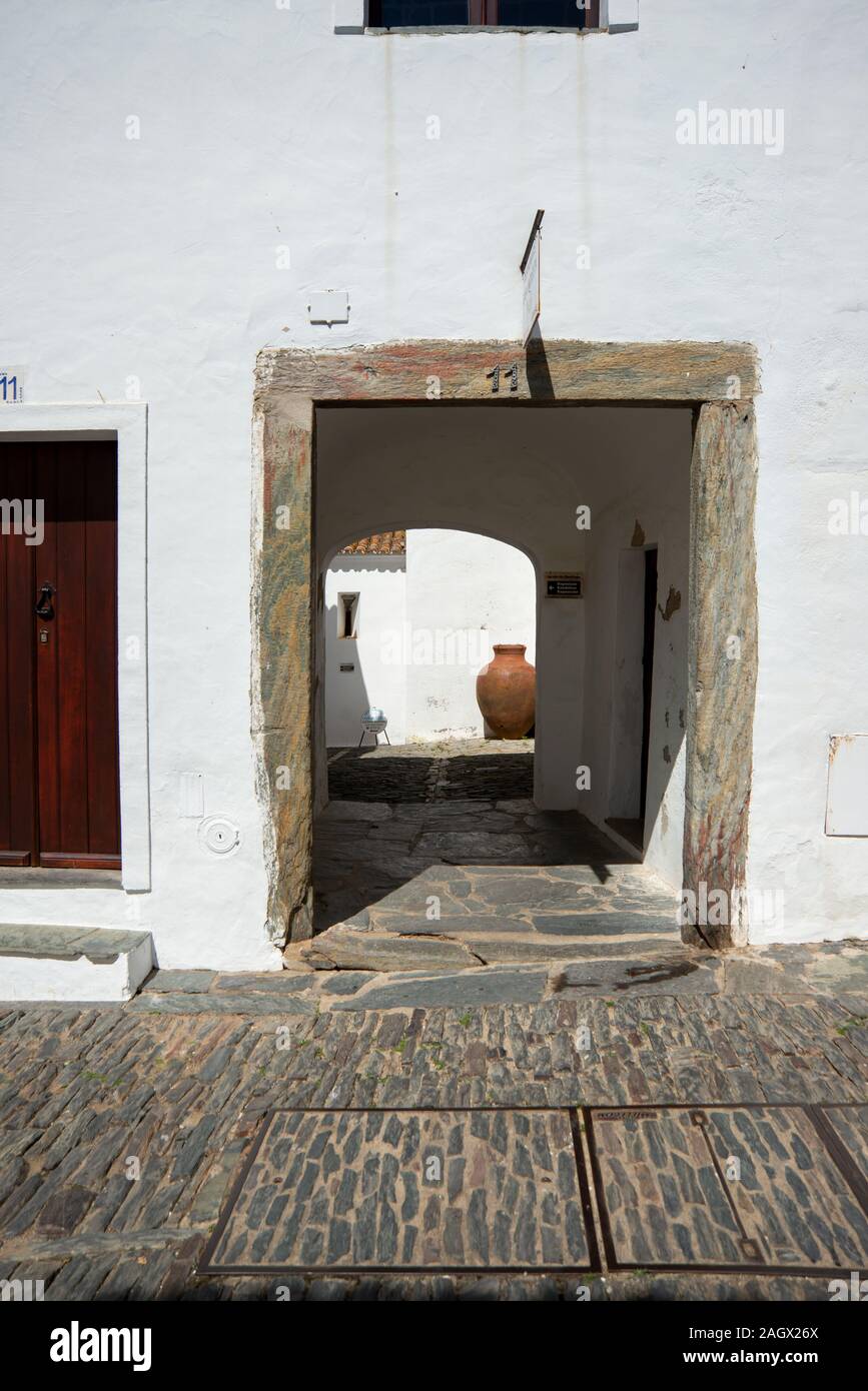 Durchgang, Eingang, Tor in Monsaraz, Alentejo, Portugal Stock Photo