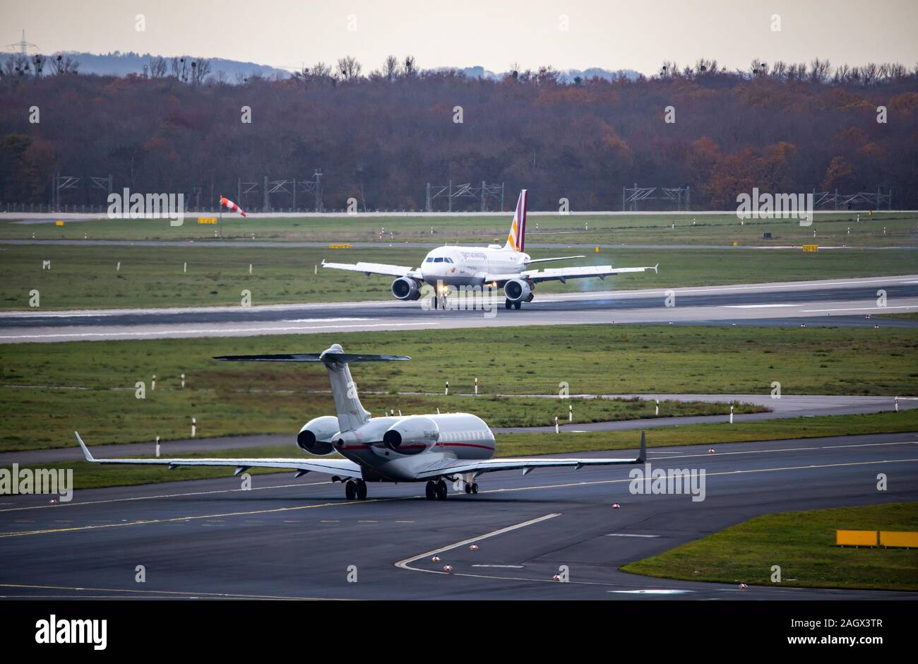 DŸsseldorf International Airport, DUS, Vistajet private international airline, Bombardier BD-700-1A10 Global 6000, on the way to the runway, Germanwin Stock Photo