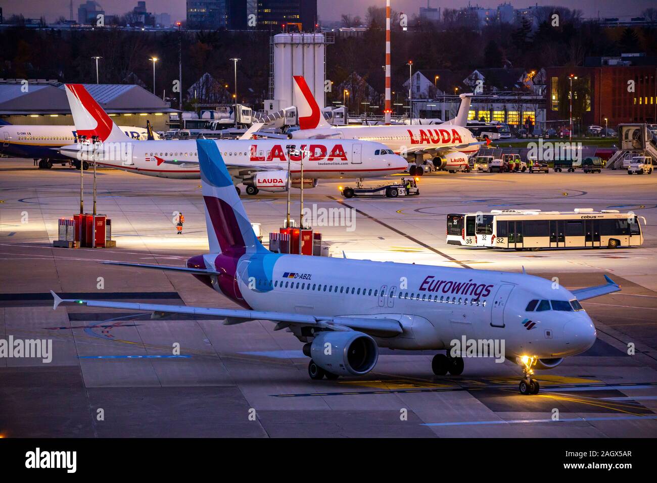 Page 2 - Airport Runway Lights Night High Resolution Stock Photography and  Images - Alamy