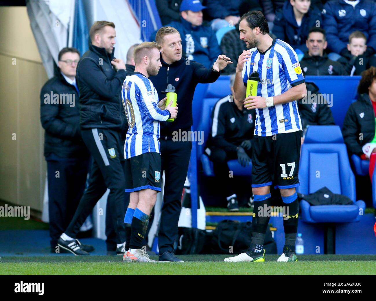Sheffield Wednesday Manager Garry Monk (centre) speaks with Sheffield Wednesdays Barry Bannan (left) and Atdhe Nuhiu during the Sky Bet Championship match at Hillsborough, Sheffield Stock Photo
