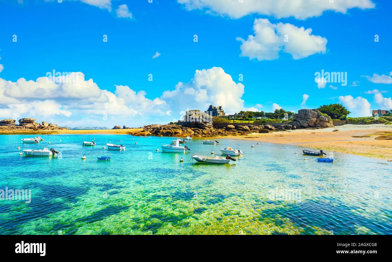 Tregastel, boats in beach bay. Pink granite coast and atlantic ocean. Armor coast, Brittany, France. Europe. Stock Photo