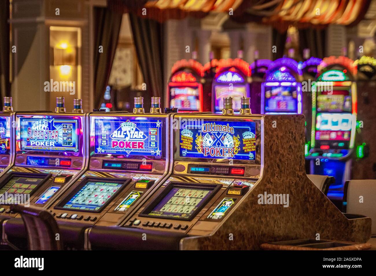 Macau Golden Dragon Slots Casinos De Casinos De Casinos De Satélites  Casinos Arquitetônicos Iluminação Noturna Neon Sinônimo Macao Imagem de  Stock Editorial - Imagem de dourado, arena: 245443354