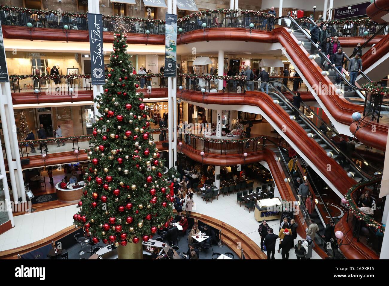 Shoppers in Princes Square Shopping Centre, Glasgow, on the last Sunday before Christmas. Stock Photo