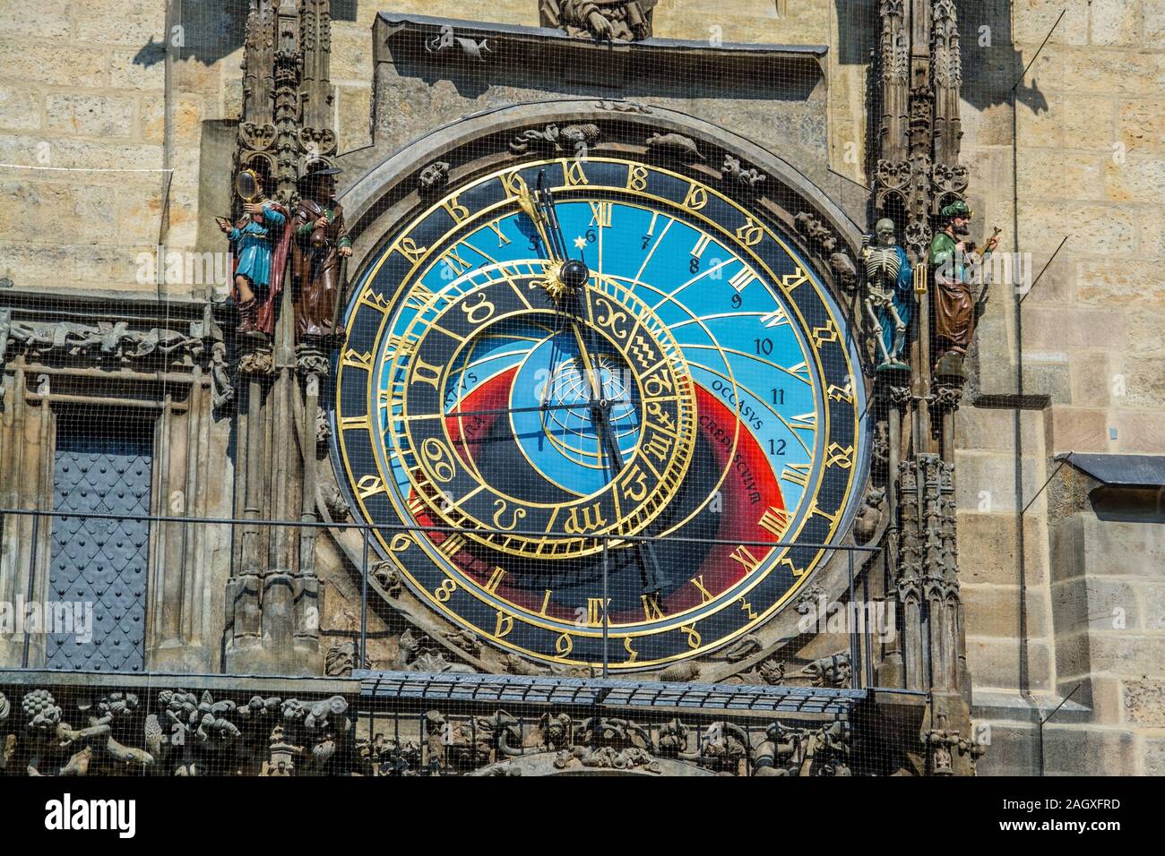 Die Prager Rathausuhr, auch Aposteluhr oder Altstaedter Astronomische Uhr  ist eine weltweit bekannte astronomische Uhr aus dem Jahr 1410, die sich in  Stock Photo - Alamy