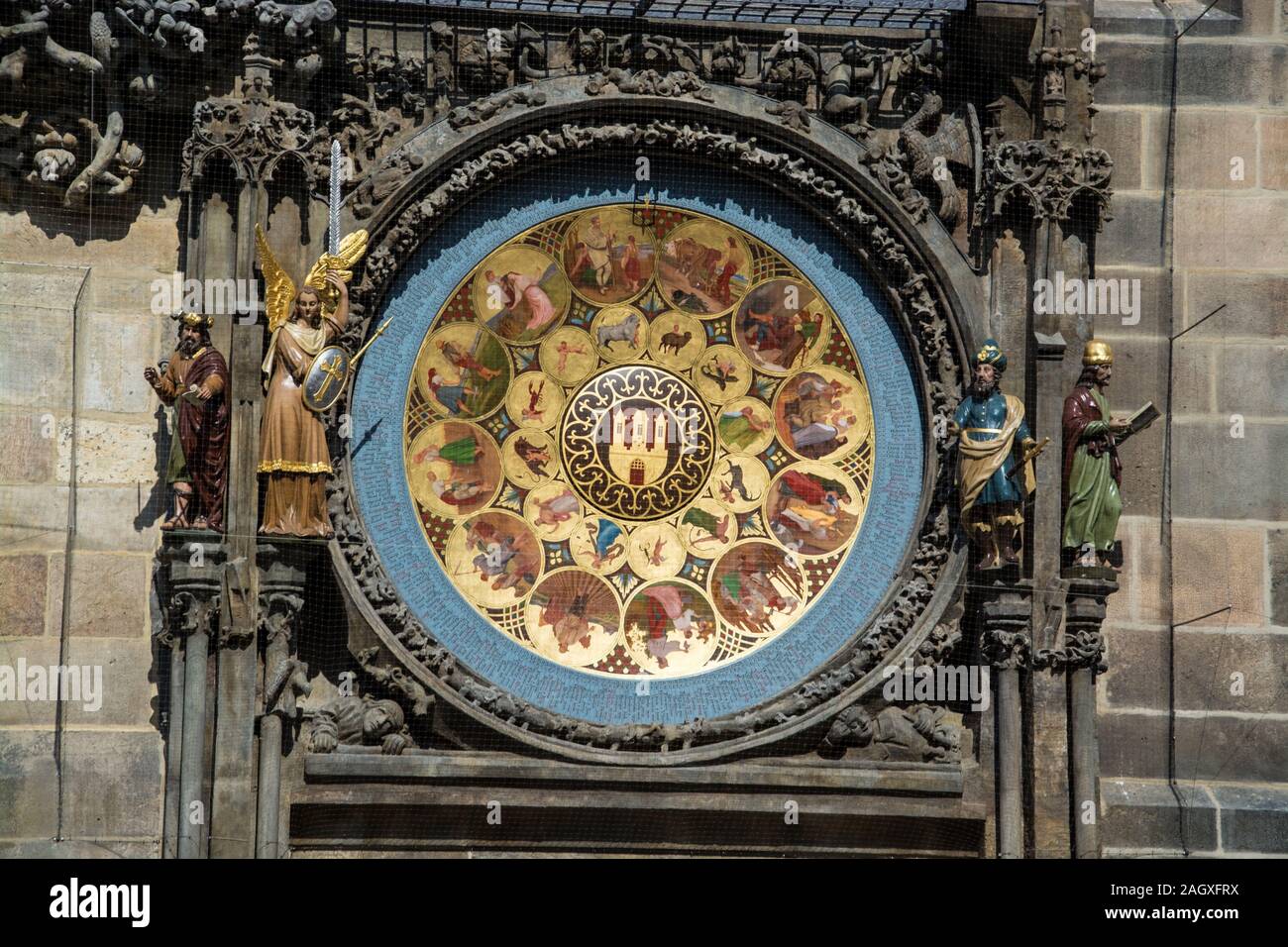 Die Prager Rathausuhr, auch Aposteluhr oder Altstaedter Astronomische Uhr ist eine weltweit bekannte astronomische Uhr aus dem Jahr 1410, die sich in Stock Photo