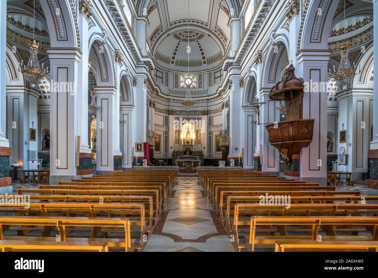 Innenraum der Basilica di Maria Santissima del Soccorso, Sciacca, Agrigent, Sizilien, Italien, Europa  |  Cathedral of Maria SS. del Soccorso  interio Stock Photo