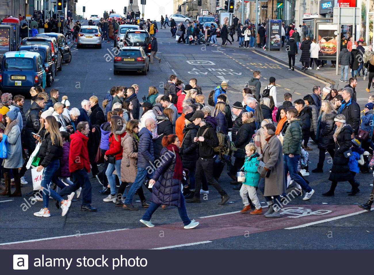 Edinburgh, Scotland, UK. 22nd  Dec 2019. Christmas Shoppers crossing Hanover street junction with Princes Street on a busy stampede Sunday for last minute Christmas shopping.  Credit: Craig Brown/Alamy Live News Stock Photo