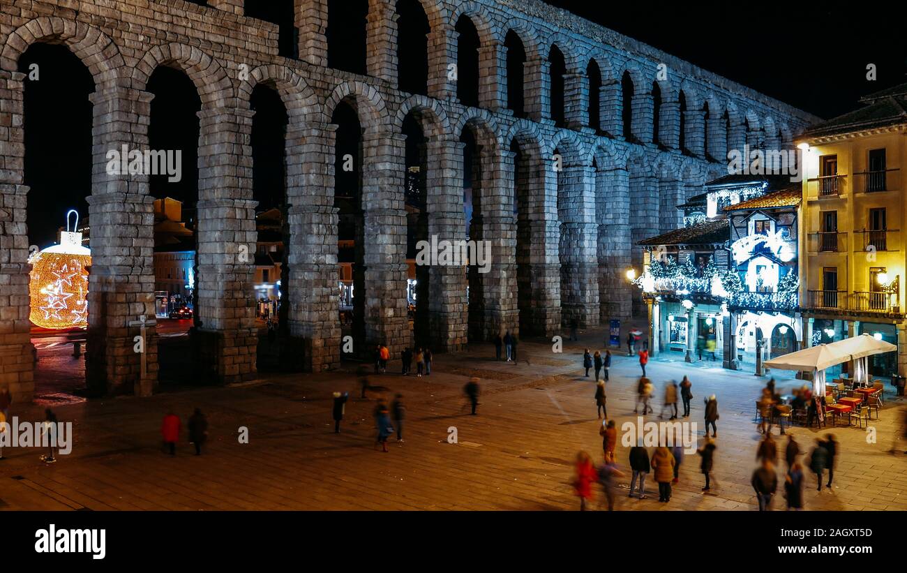 Ancient roman aqueduct in night segovia hi-res stock photography and ...