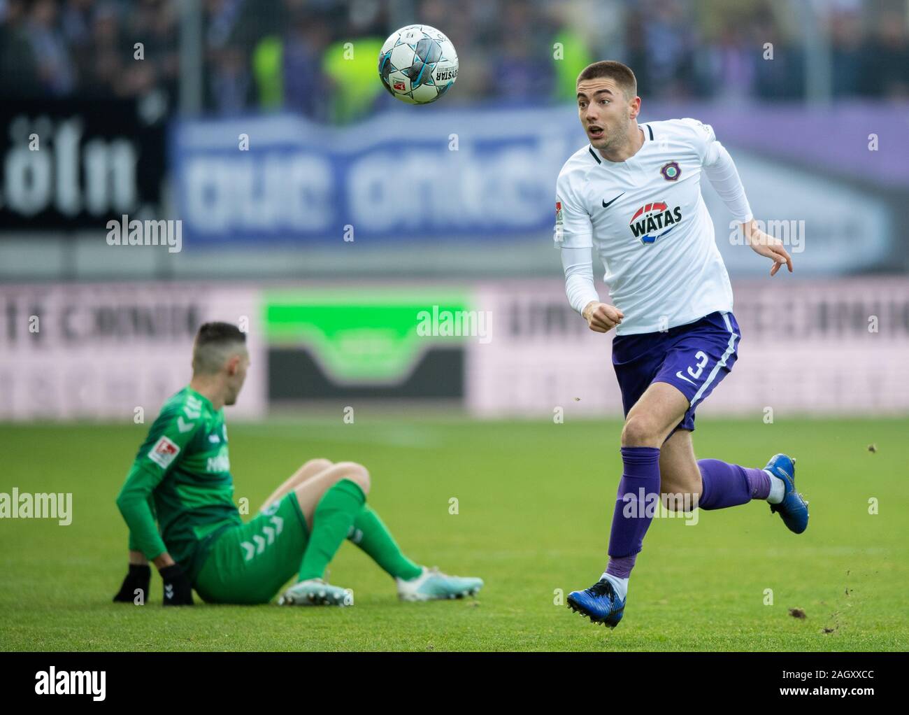 Aue, Germany. 21st Dec, 2019. Football: 2nd Bundesliga, FC Erzgebirge Aue - SpVgg Greuther Fürth, 18th matchday, at the Sparkassen-Erzgebirgsstadion. Aues Marko Mihojevic plays the ball. Credit: Robert Michael/dpa-Zentralbild/dpa - IMPORTANT NOTE: In accordance with the regulations of the DFL Deutsche Fußball Liga and the DFB Deutscher Fußball-Bund, it is prohibited to exploit or have exploited in the stadium and/or from the game taken photographs in the form of sequence images and/or video-like photo series./dpa/Alamy Live News Stock Photo