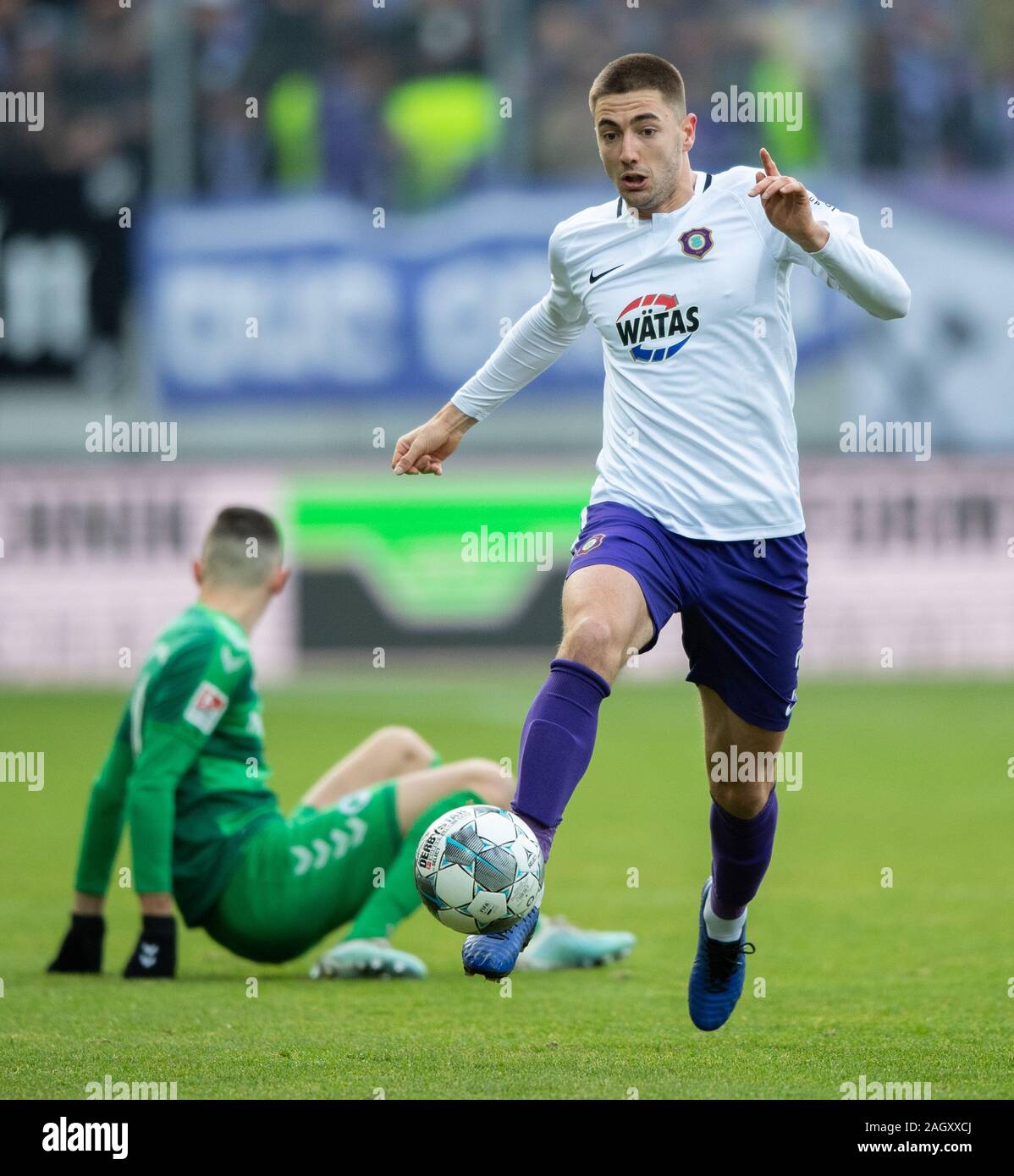 Aue, Germany. 21st Dec, 2019. Football: 2nd Bundesliga, FC Erzgebirge Aue - SpVgg Greuther Fürth, 18th matchday, at the Sparkassen-Erzgebirgsstadion. Aues Marko Mihojevic plays the ball. Credit: Robert Michael/dpa-Zentralbild/dpa - IMPORTANT NOTE: In accordance with the regulations of the DFL Deutsche Fußball Liga and the DFB Deutscher Fußball-Bund, it is prohibited to exploit or have exploited in the stadium and/or from the game taken photographs in the form of sequence images and/or video-like photo series./dpa/Alamy Live News Stock Photo