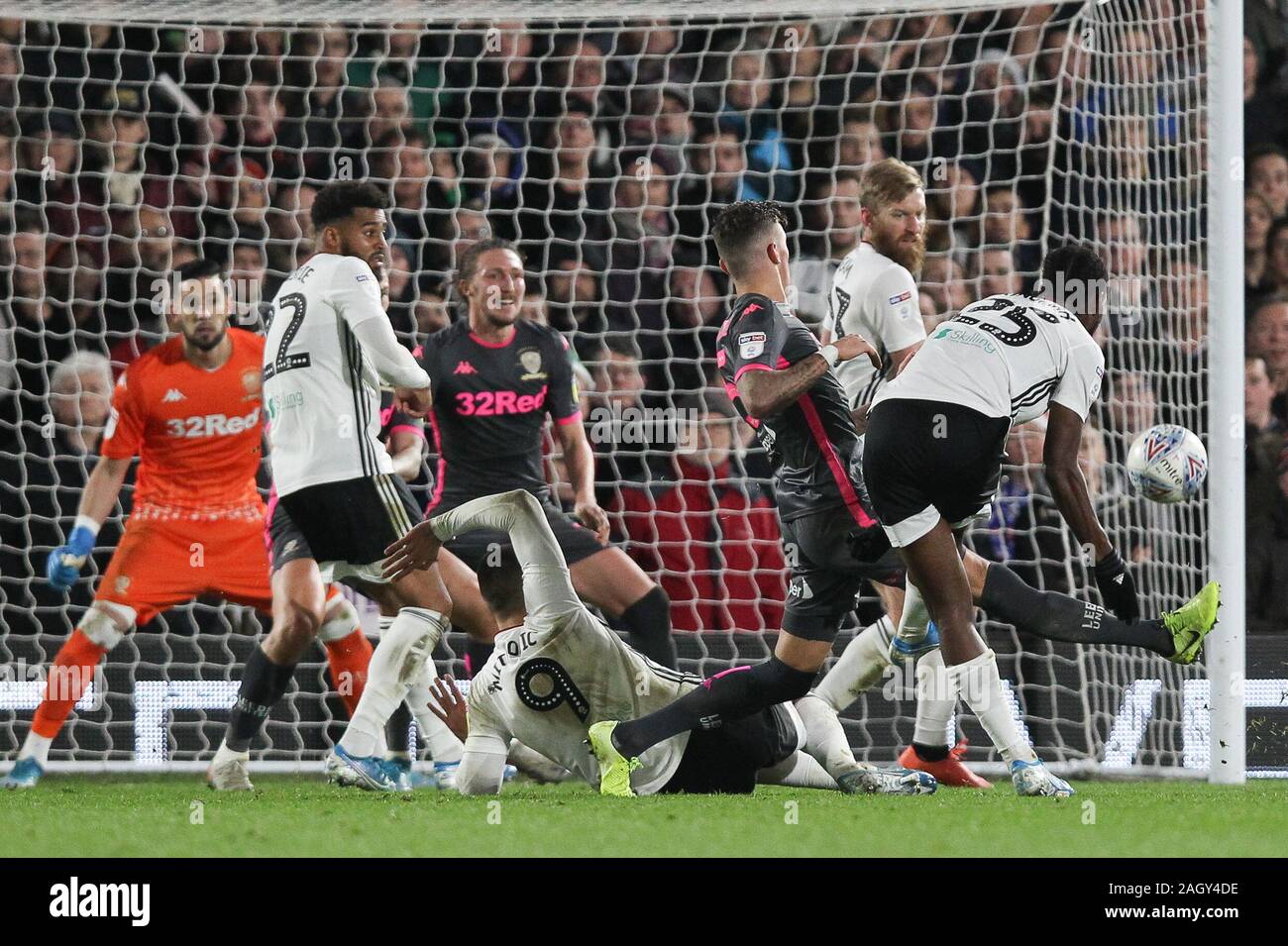 London Uk 21st Dec 2019 Joshua Onomah Of Fulham Scores To Make It 2 1 During