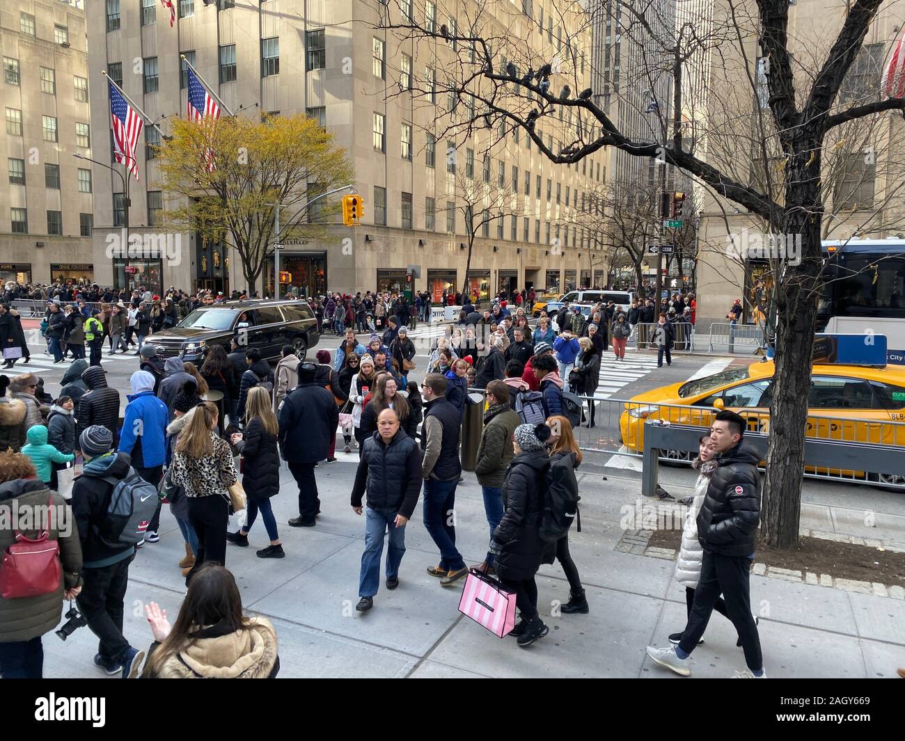 Crowds of tourists & New Yorkers kick off the holiday season on 'Black Friday' on 5th Avenue at 50th Street by Rockefeller Center in midtown Manhattan Stock Photo