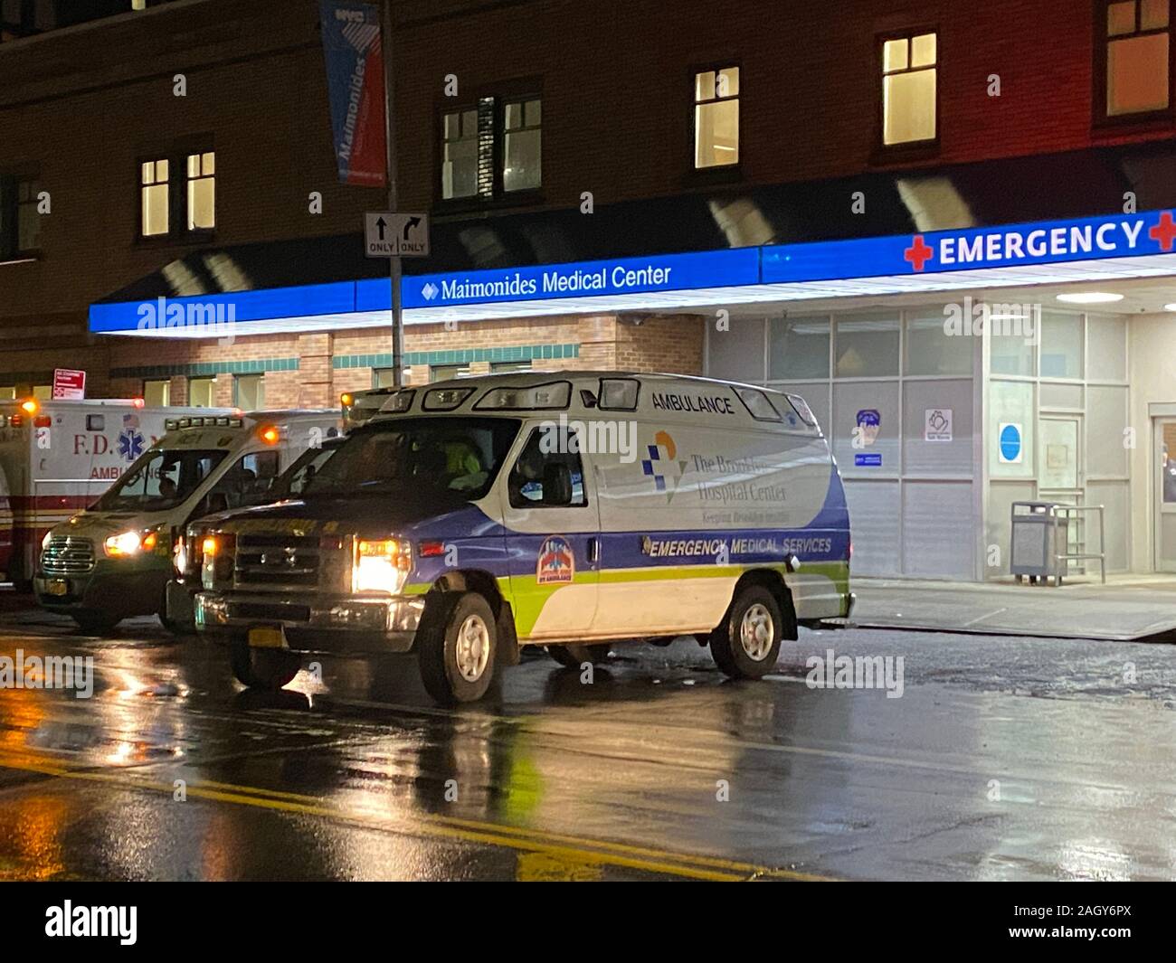 Ambulance + hospital + new york hires stock photography and images Alamy