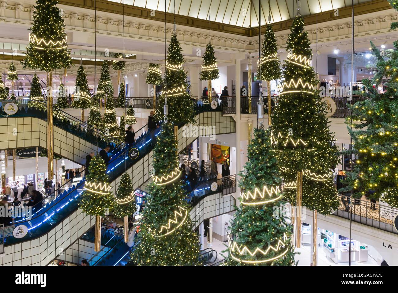 Le Bon Marche Department store, Christmas decoration, Paris, France, the  iconic central escalators designed by Andree Putman Stock Photo - Alamy