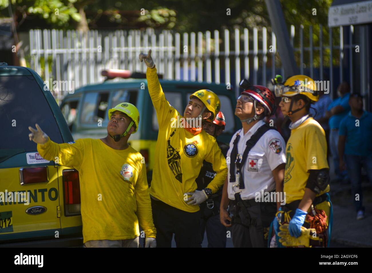 San Salvador, El Salvador. 31st Jan, 2022. A window cleaner wipes a police  car during a police patrol. (Credit Image: © Camilo Freedman/SOPA Images  via ZUMA Press Wire Stock Photo - Alamy