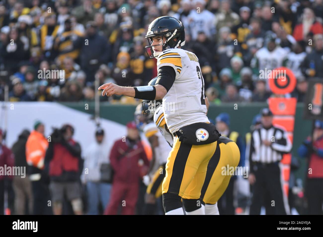 East Rutherford, New Jersey, USA. 22nd Dec, 2019. Quarterback Mason Rudolph  (2) of the Pittsburgh Steelers throws a pass during a game against the New  York Jets at MetLife Stadium on December 22, 2019 in East Rutherford, New  Jersey. Gregory Vasil