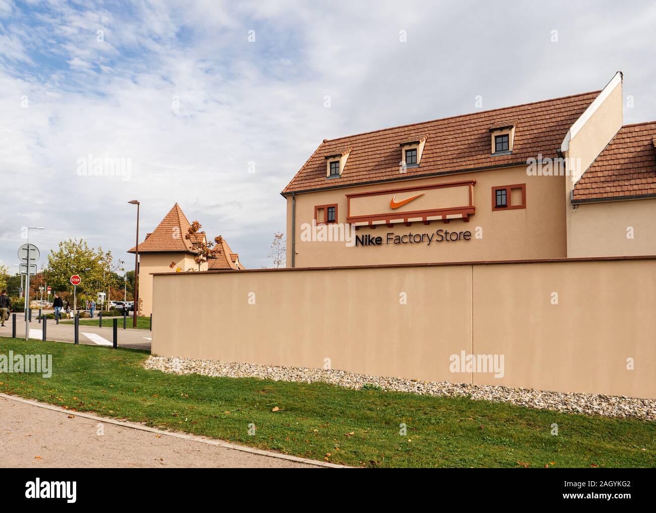 Roppenheim, France - Oct 7, 2017: Facade of Nike Factory store in the  outlet village with customers in background Stock Photo - Alamy