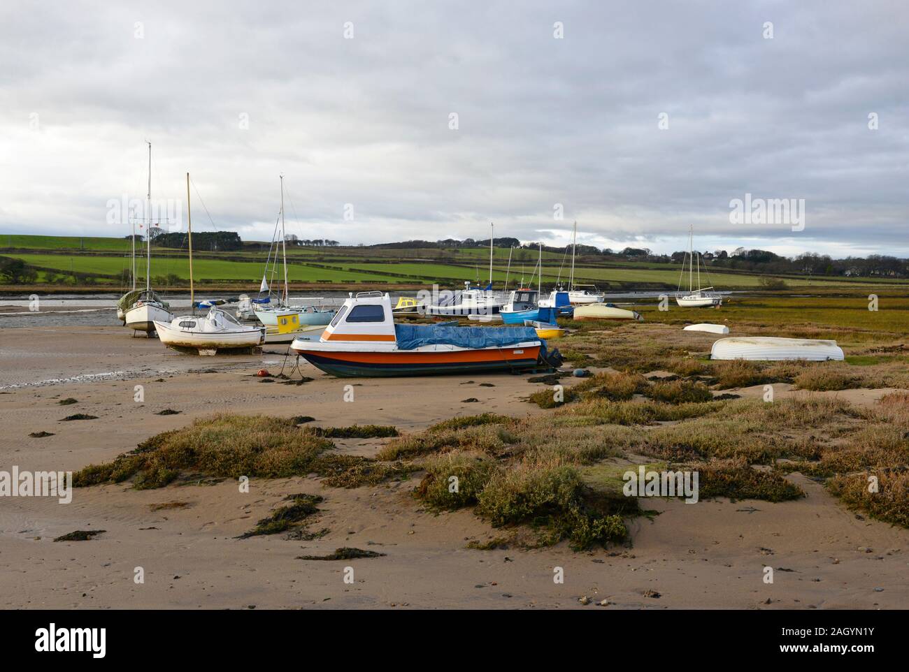 Boats beached at low tide at the mouth of the river Aln in Alnmouth ...