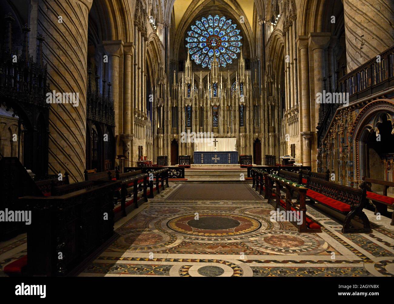 The altar in Durham cathedral with the Neville Screen behind Stock Photo