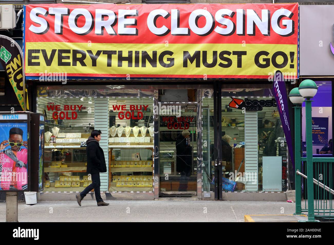 A gigantic 'Store Closing Everything Must Go' banner adorns a storefront in New York City. A true going out of business sale, or a questionable busine Stock Photo