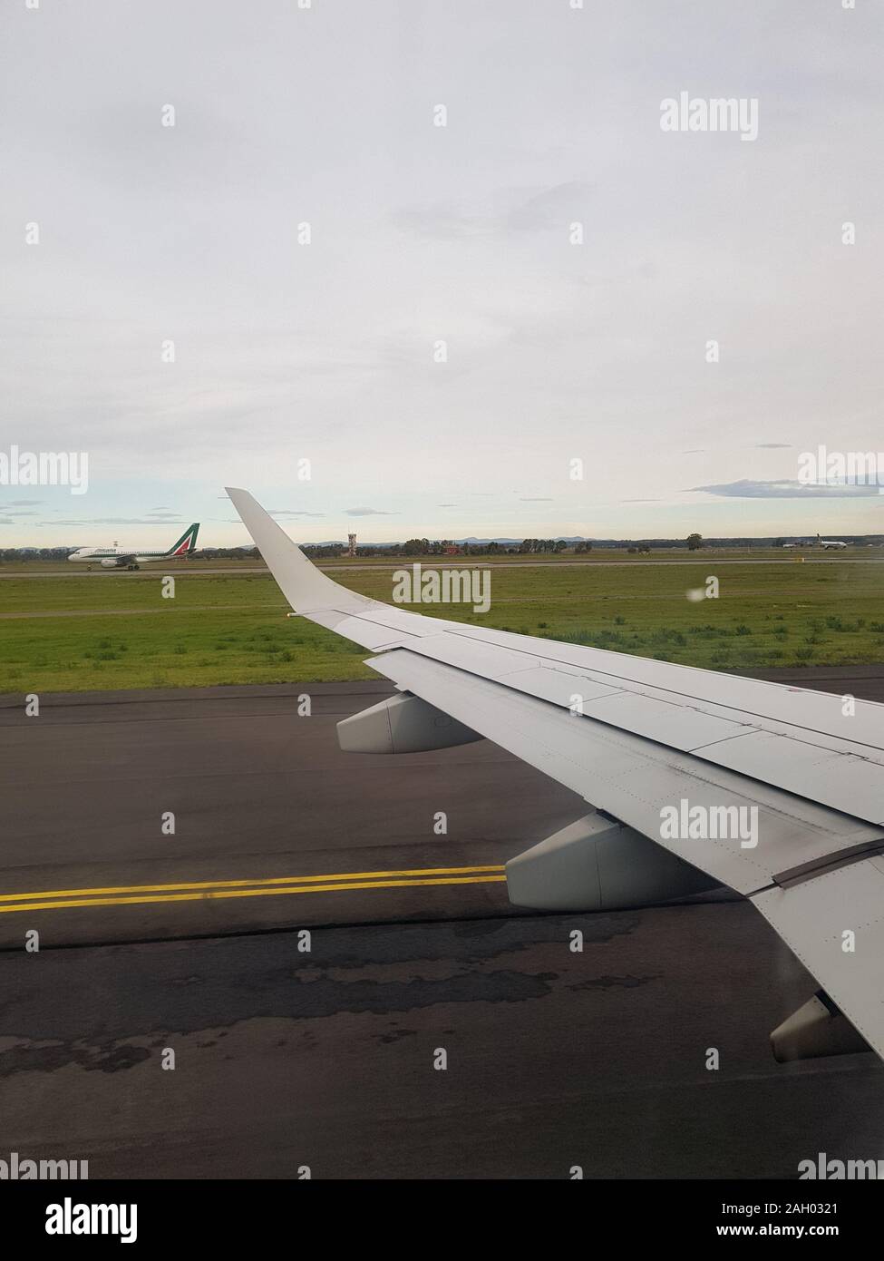 Night sky plane wing hi-res stock photography and images - Alamy