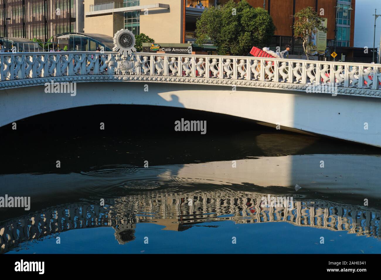 Venice canal theme hi-res stock photography and images - Alamy