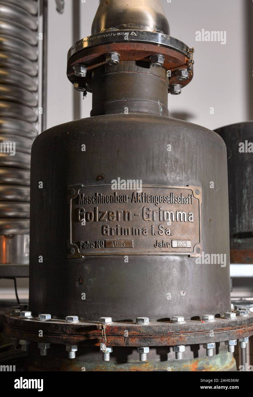 16 December 2019, Saxony-Anhalt, Zeitz: View of Germany's oldest whisky distillery bubble from 1935, which originates from the mechanical engineering company Golzern-Grimma. Now the apparatus is the heart of the Zeitzer Whisky Manufacture. It was first used in 1950 in Luckenwalde, Brandenburg, by the company C.W. Falckenthal Söhne. Since April, the historic still has been running again several times a month. The manufactory in Zeitz distils around 22000 litres of pure alcohol per year. New barrels are regularly added to the warehouse, and a maximum of one barrel per month is bottled. At the mo Stock Photo