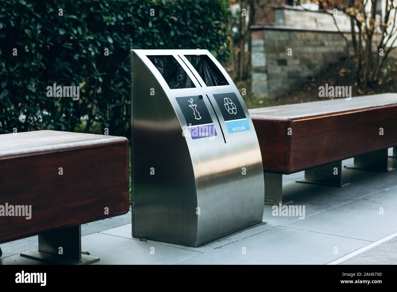 Modern waste bin for separate collection of trash and recyclable waste