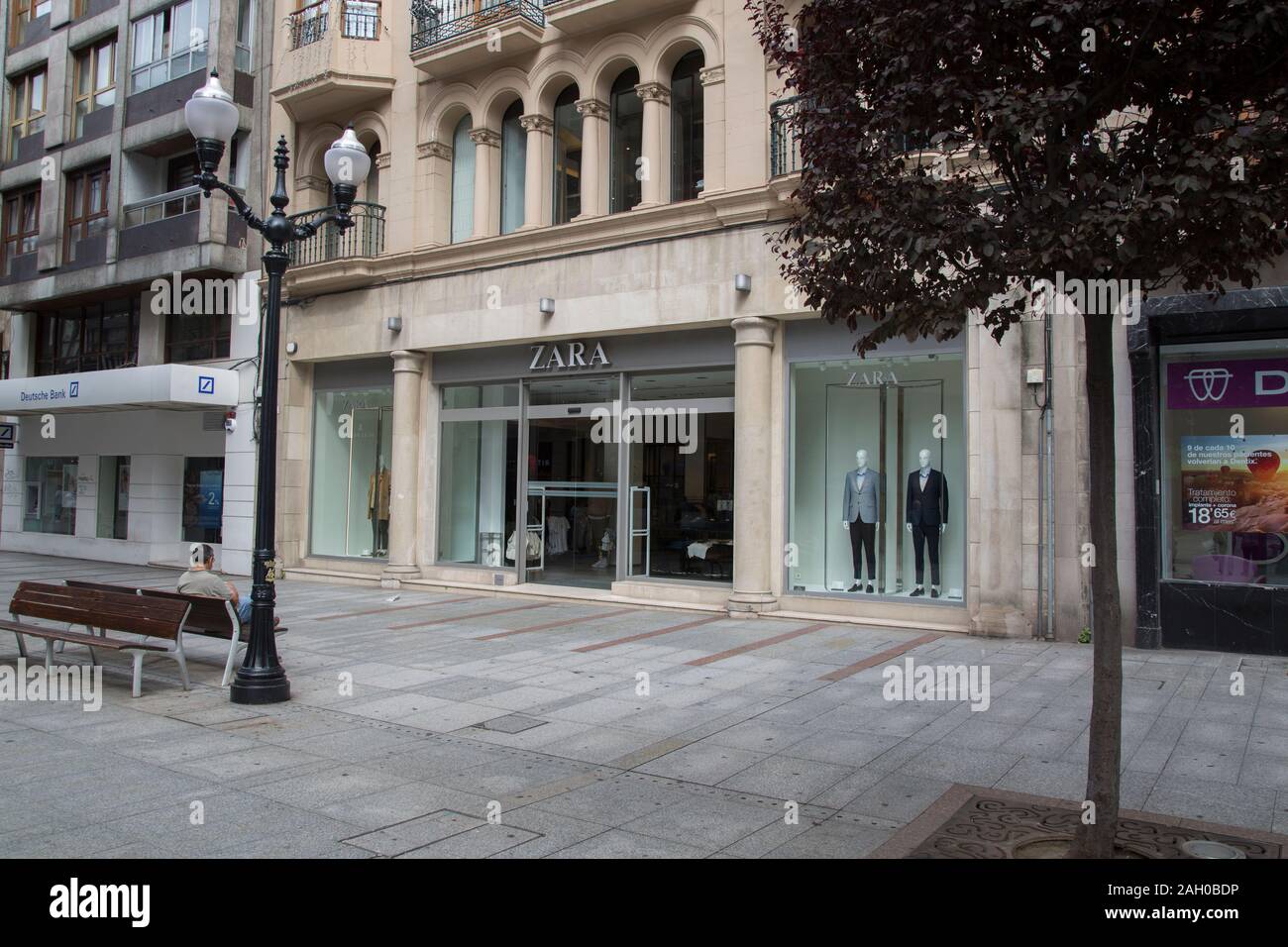 Zara clothes shop hi-res stock photography and images - Alamy