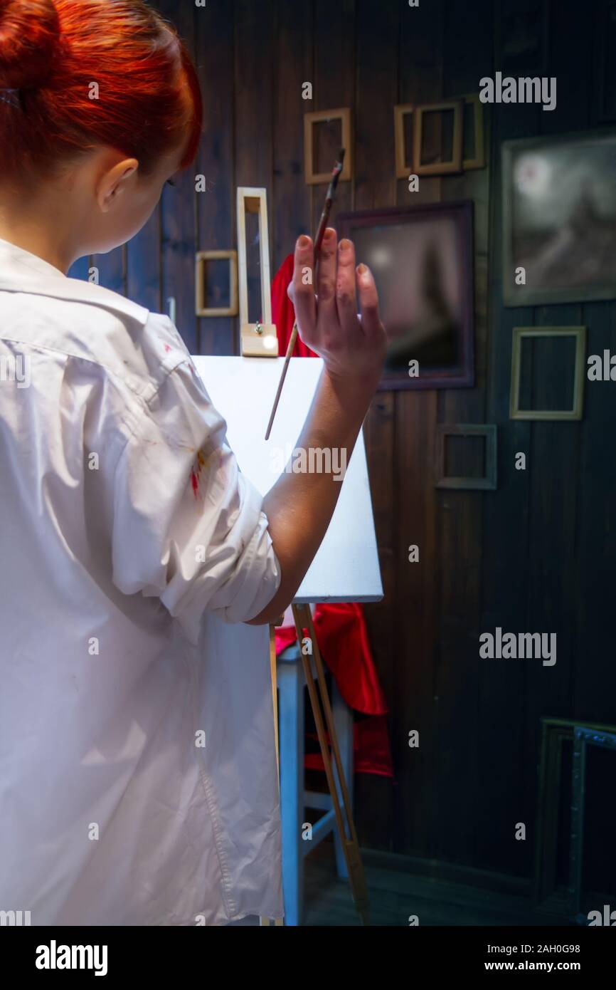 easel girl artist Stock Photo Alamy