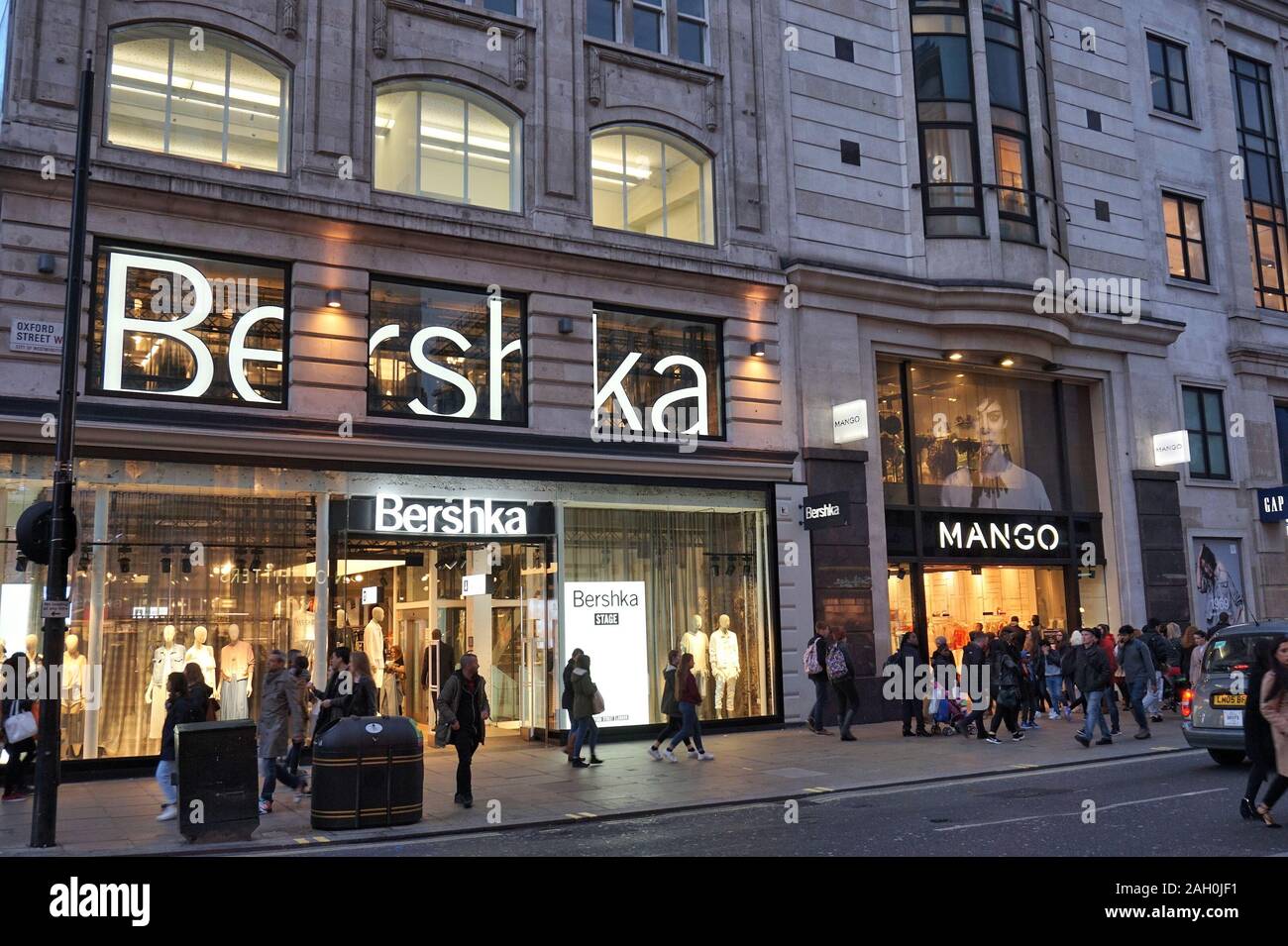 LONDON, UK - APRIL 23, 2016: People shop at Bershka and Mango, Oxford  Street in London. Oxford Street has approximately half a million daily  visitors Stock Photo - Alamy