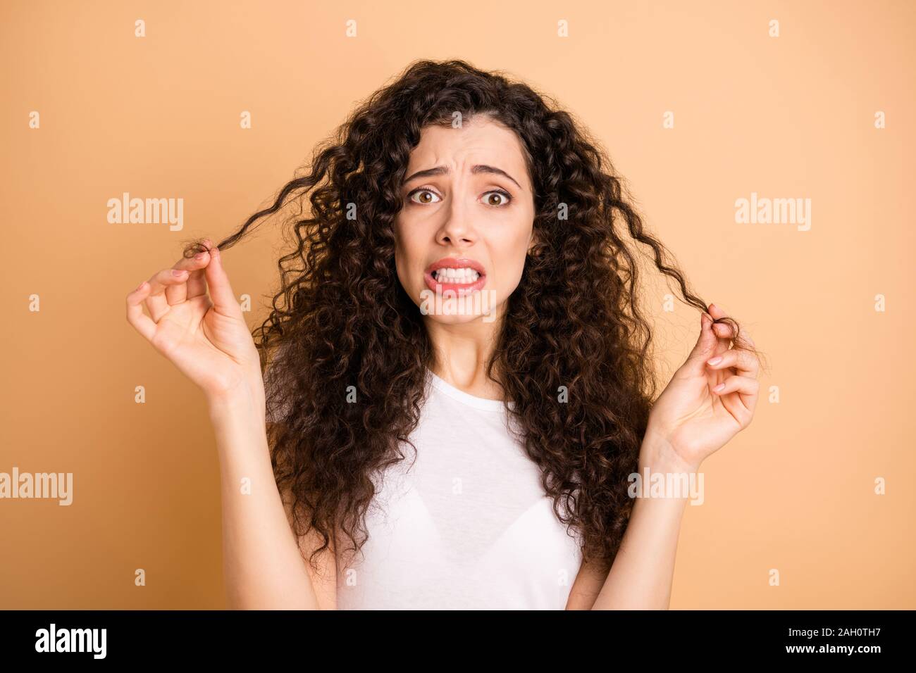 Photo Of Pretty Lady Showing Bad Condition Wavy Perming Curls