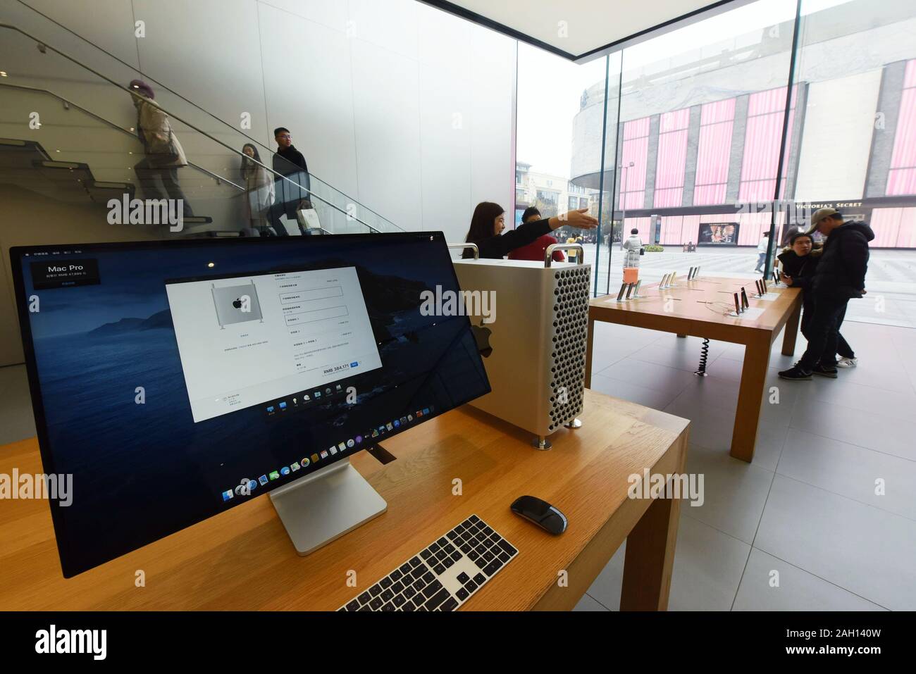 A new Apple Mac Pro desktop computer and an Apple's Pro Display XDR monitor  are on display at an Apple Store in Hangzhou City, east China's Zhejiang P  Stock Photo - Alamy