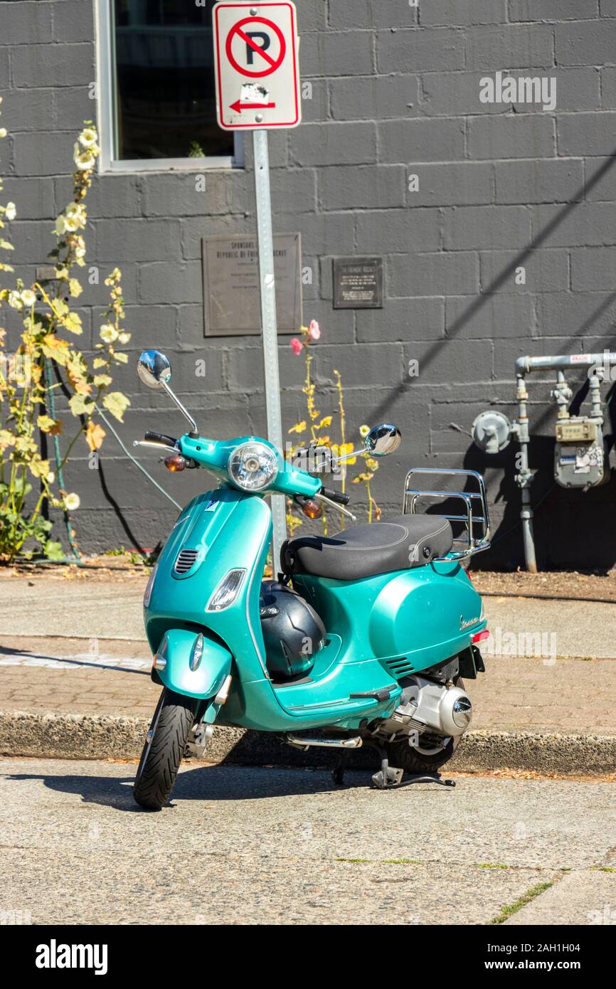 Ugyldigt at tilbagetrække Stænke green motor scooter parked in American street Stock Photo - Alamy