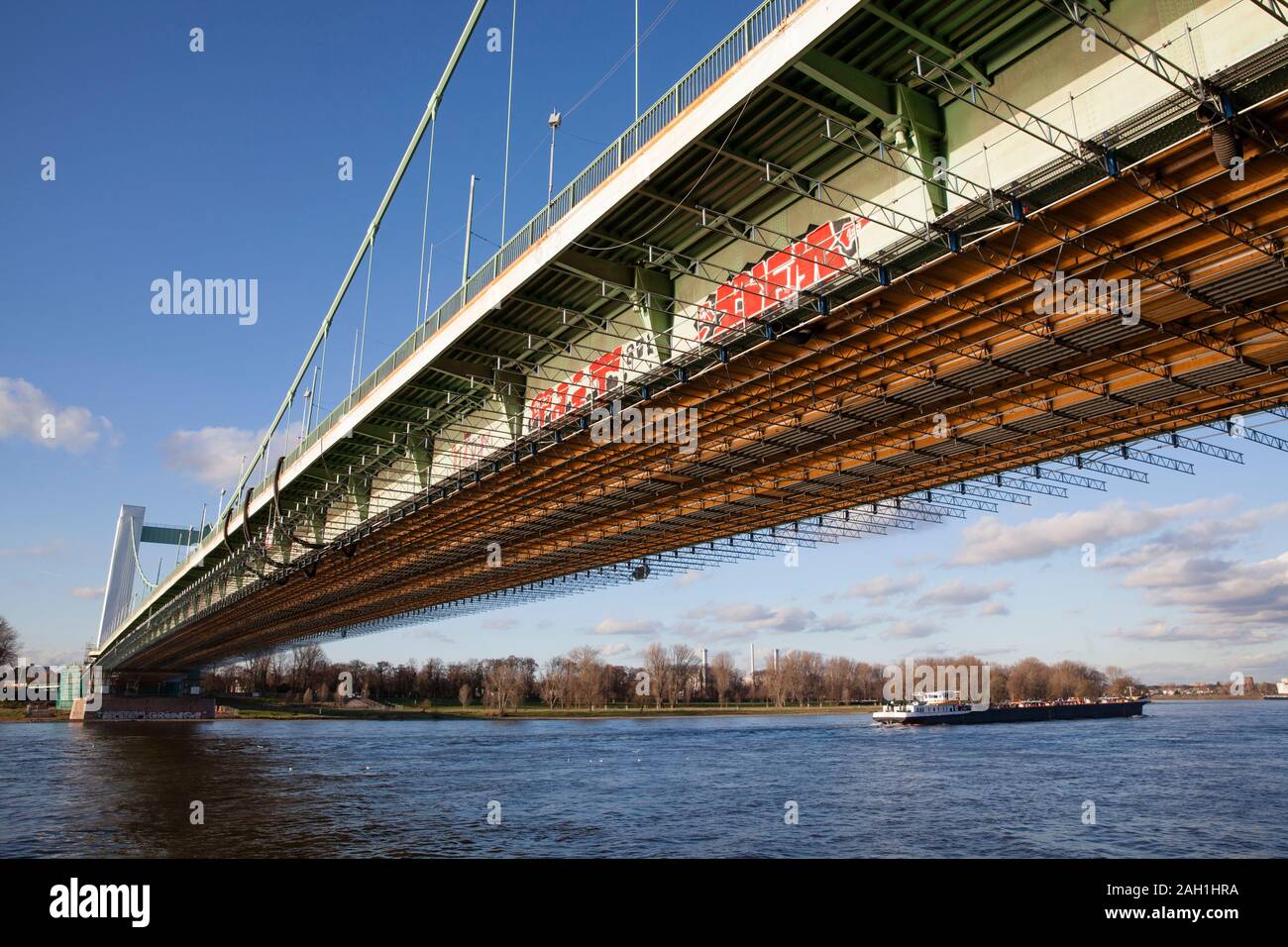 the Muelheim bridge over the Rhine, scaffolded for renovation work, Cologne, Germany,   die wegen Renovierungsarbeiten eingeruestete Muelheimer Brueck Stock Photo