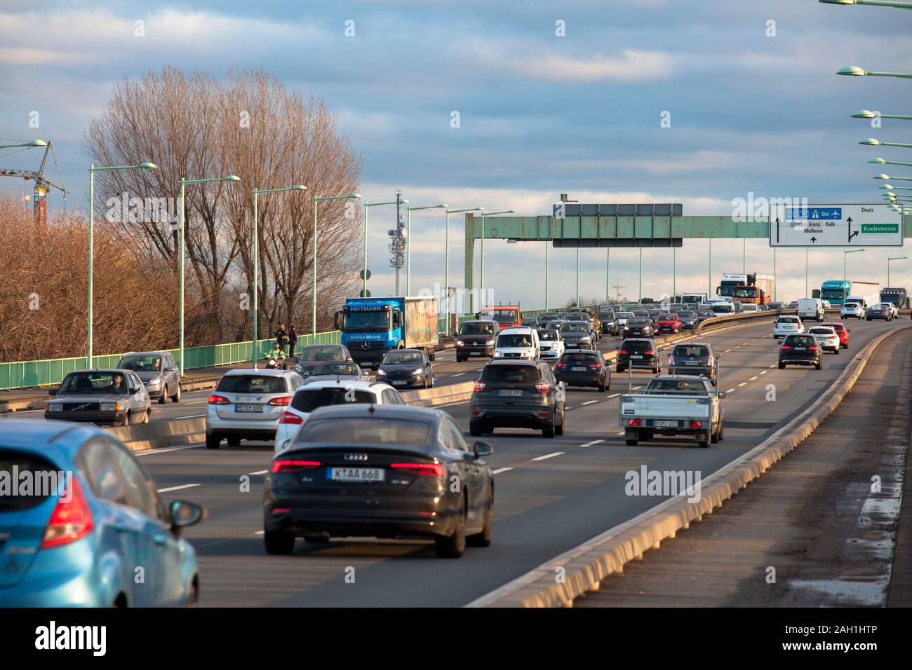 heavy traffic on the Zoo bridge over the river Rhine, Cologne, Germany.  dichter Verkehr auf der Zoobruecke, Koeln, Deutschland. Stock Photo