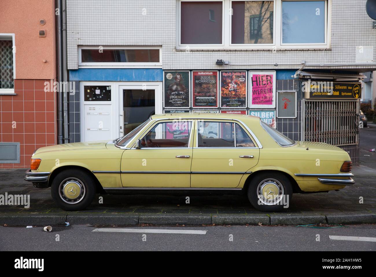 Mercedes-Benz S-Class generation 116, built from 1972-1980 in the district Muelheim, Cologne, Germany.  Mercedes-Benz S-Klasse der Baureihe 116, Produ Stock Photo