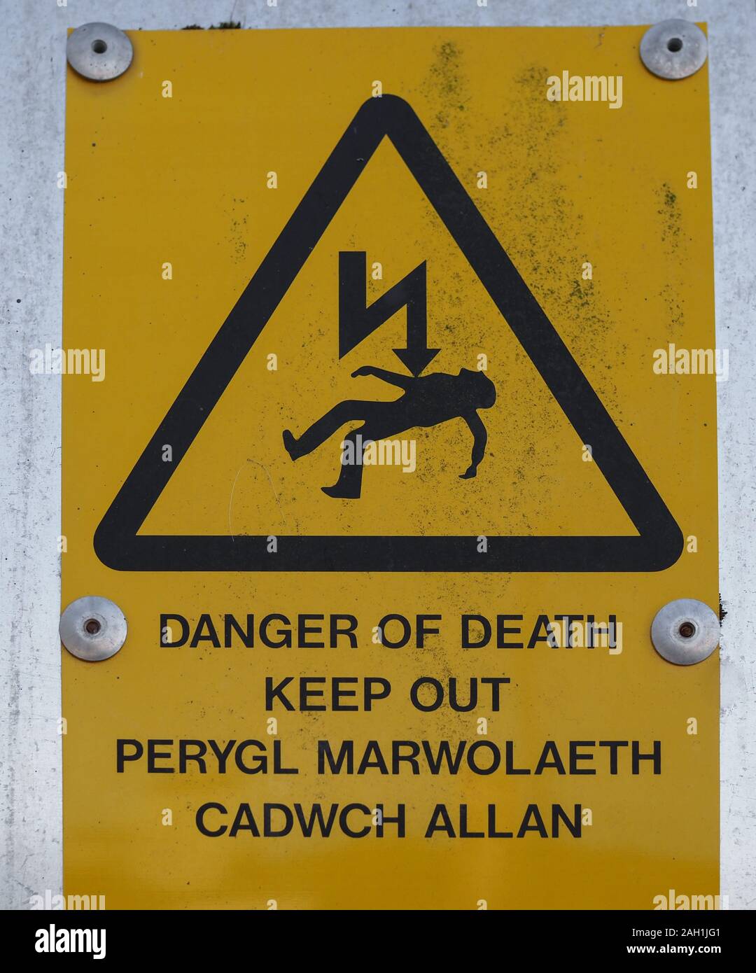 Danger of Death Keep Out sign (Perygl Marwolaeth Cadwch Allan in Welsh) Stock Photo
