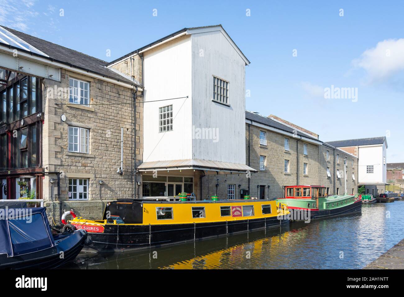 Canal boats alongside former wool warehouses, Shipley Canal, Shipley, City of Bradley, West Yorkshire, England, United Kingdom Stock Photo