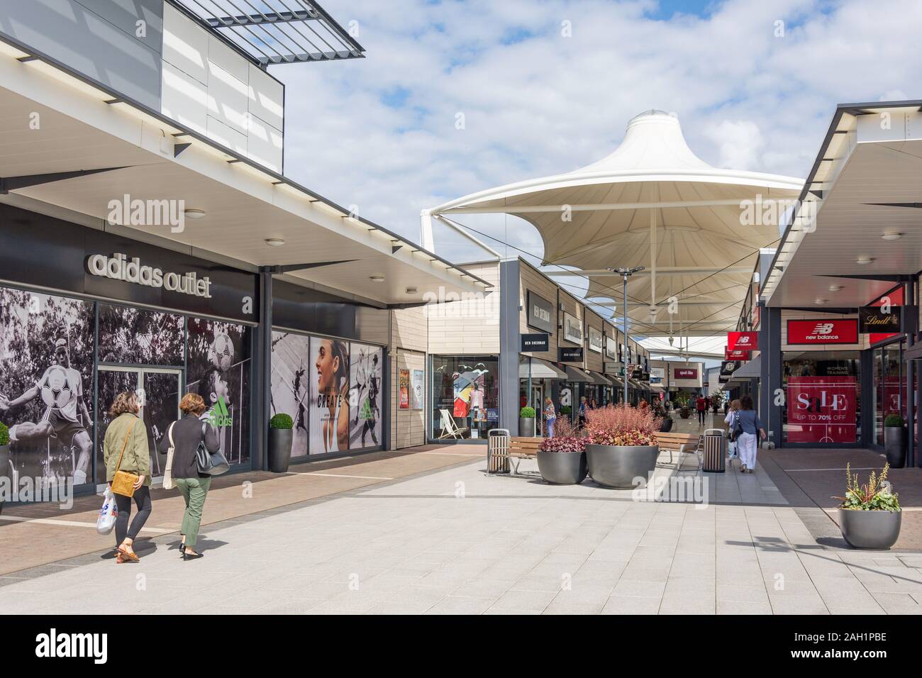 Outlet Retail Park High Resolution Stock Photography and Images - Alamy