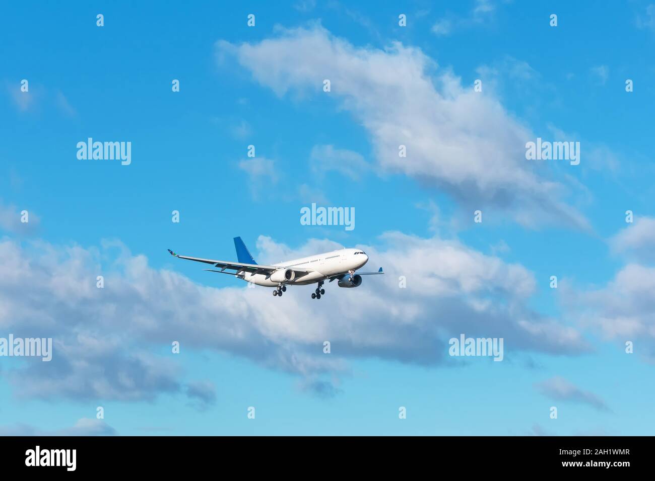 Airplane lands hi-res stock photography and images - Alamy