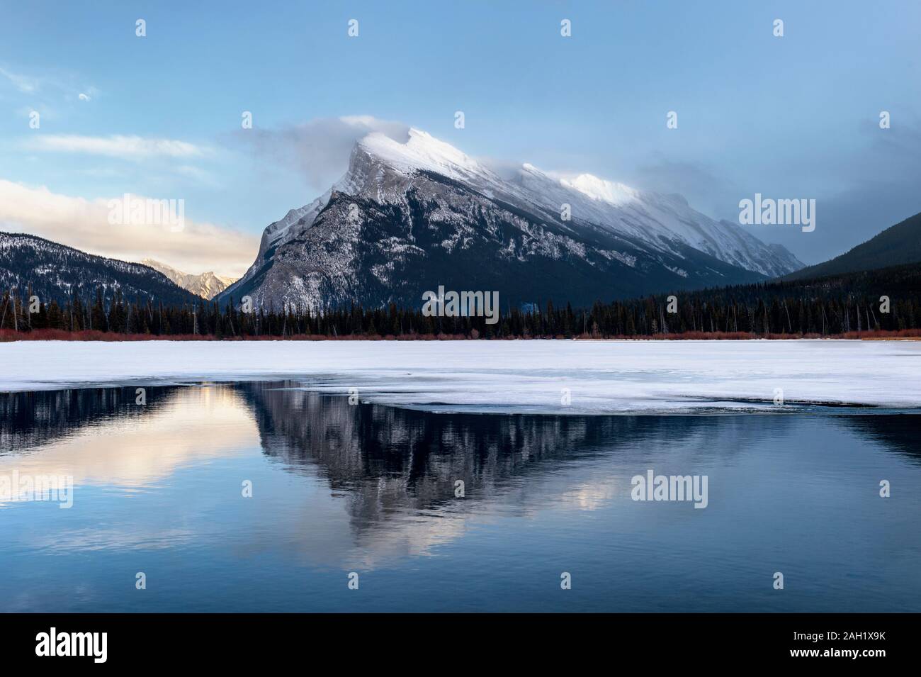 CAN 01 Vermillon Lakes with Mt Rundle in winter, Banff, Alberta, Canada Stock Photo